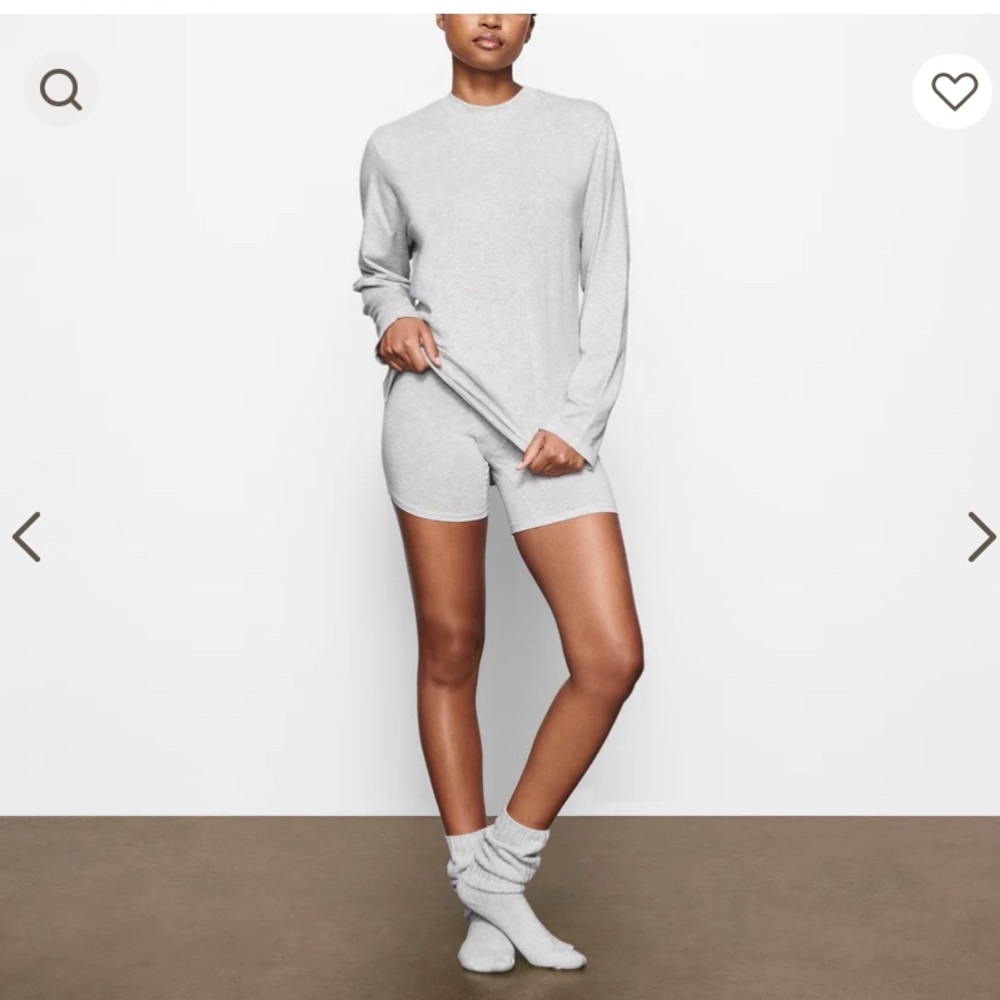ISO- boyfriend t light heather grey xs. help i’ve been looking for months 🥲 - Picture 2 of 2